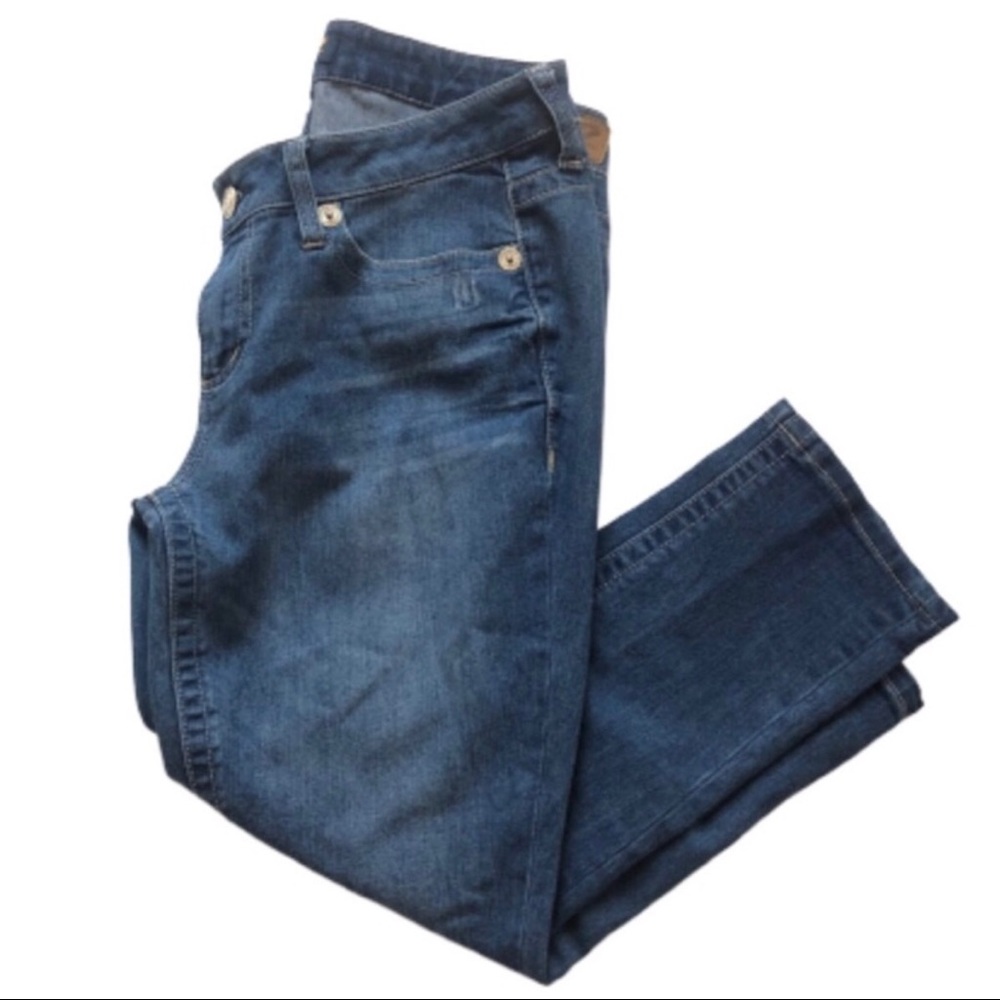 Seven7 Capri Distressed Medium Whiskered Capri size 6